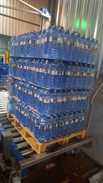 pallet de botellas de agua mineral la Serreta