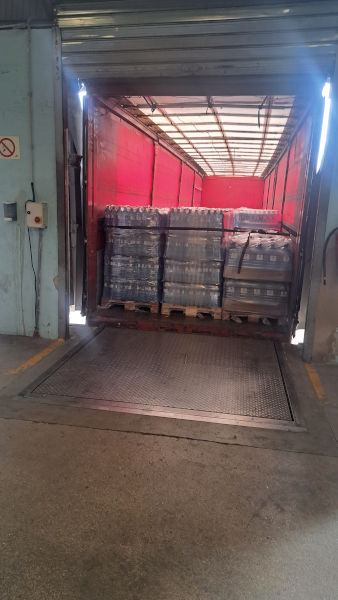 camión con muchos pallet de botellas de agua mineral la Serreta